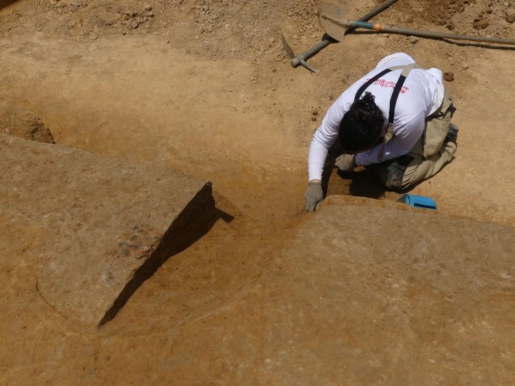 výkop s fragmenty forem na výrobu bronzových předmětů